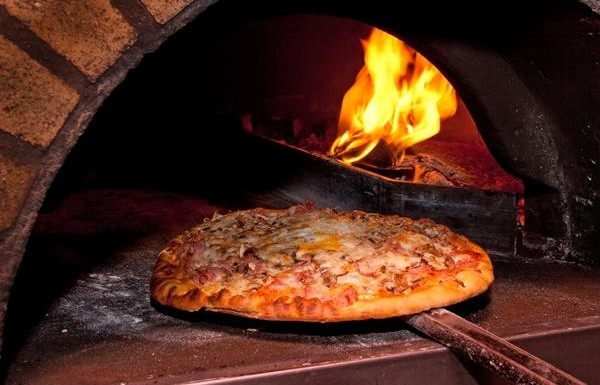Приготвяне на пица в пещ | Leonardo Bansko